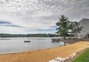 Waterfront Lake Delton Condo w/ Pool & Spa Access!