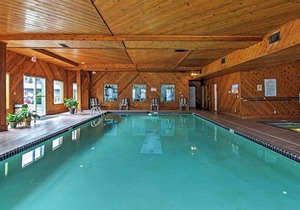 Waterfront Lake Delton Condo w/ Pool & Spa Access!