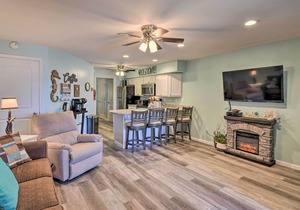 Waterfront Lake Delton Condo w/ Pool & Spa Access!