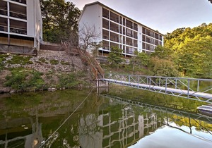 Waterfront Lake Ozark Condo w/ Balcony & Pool