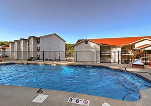 Waterfront Lake Ozark Condo w/ Balcony & Pool