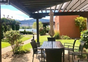 Waterfront Villa on Lake Osoyoos Great for families and Snowbirds!