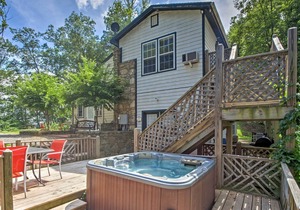 Weaverville Cottage w/Deck, Hot Tub & Scenic Views