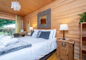 WeeOne at Redlands Country Lodge. Log cabin apt with private hot tub.