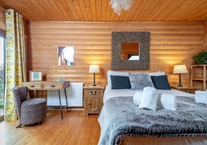 WeeOne at Redlands Country Lodge. Log cabin apt with private hot tub.