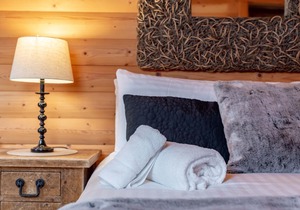 WeeOne at Redlands Country Lodge. Log cabin apt with private hot tub.