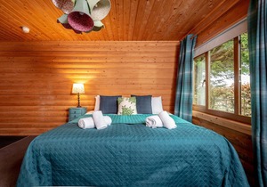 WeeOne at Redlands Country Lodge. Log cabin apt with private hot tub.