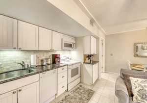 Well-equipped Condo with Screened Porch & Lake View - Near Beach, Dogs Welcome