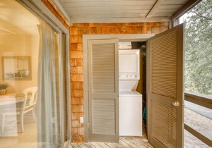 Well-equipped Condo with Screened Porch & Lake View - Near Beach, Dogs Welcome