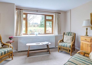White House Cottage - Three Bedroom House, Sleeps 6