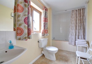 White House Cottage - Three Bedroom House, Sleeps 6