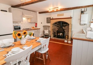 WHITE SWAN COTTAGE, pet friendly, with open fire in Youlgreave
