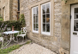 WHITE SWAN COTTAGE, pet friendly, with open fire in Youlgreave