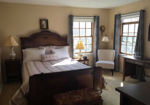 Williston Village INN-Cherry room with queen size bed for 2 people