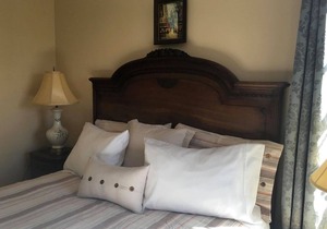 Williston Village INN-Cherry room with queen size bed for 2 people