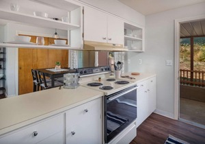 Wine Country Bungalow With Patio Overlooking Vineyard and Chehalem Mountains, *Pet Friendly*