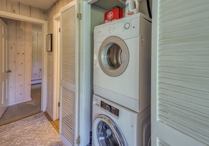 Wonderful Getaway Near the Slopes W/ Free WiFi. Scenic Deck, & Full Kitchen!