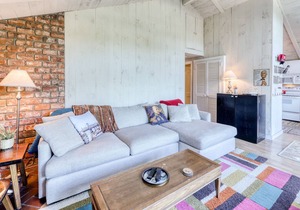 Wonderful Getaway Near the Slopes W/ Free WiFi. Scenic Deck, & Full Kitchen!