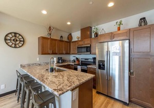 Wonderful Triplex Unit With Spectacular Lake View!