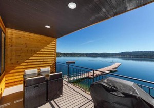 Wonderful Triplex Unit With Spectacular Lake View!