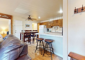 Woodsy & Secluded, Pool & Hot Tub On-site. Short Walk to The Village