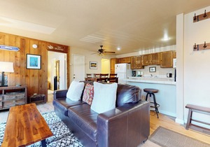 Woodsy & Secluded, Pool & Hot Tub On-site. Short Walk to The Village