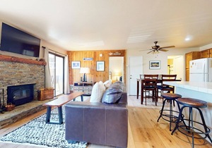 Woodsy & Secluded, Pool & Hot Tub On-site. Short Walk to The Village