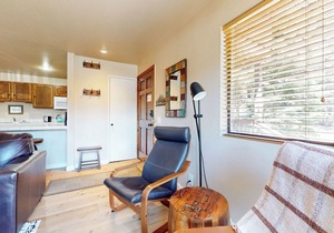 Woodsy & Secluded, Pool & Hot Tub On-site. Short Walk to The Village