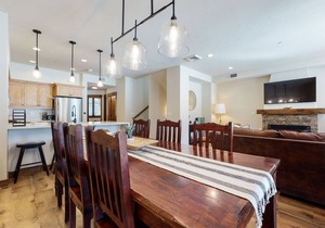 Woodwinds 1265 Luxury Townhouse, Private Hot Tub, 2 Car Garage by RedAwning
