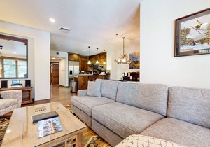 Woodwinds 1323 Pet-Friendly, On Sierra Star Golf Course, Garage and Jacuzzi, Luxury Home by RedAwning