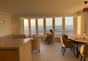 Zeedijk Oostduinkerke frontaal zeezicht - volledig gerenoveerd 2022!