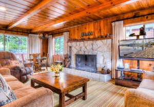 Zephyr Cove Cabin, Walk to Private Beach and Pier, Roku TV, Family Friendly
