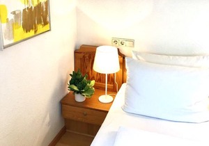 Zweibettzimmer mit Dusche und WC