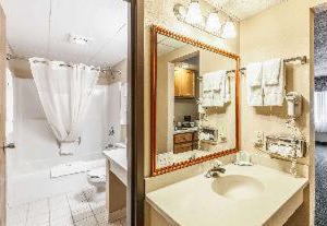 Clarion Hotel | West Baraboo