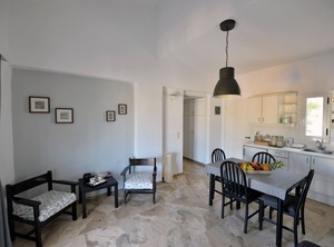 Anna Meters The Sea | Vathianos Kampos