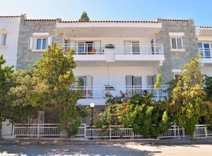 Anna Meters The Sea | Vathianos Kampos