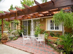 Located | Molynes Gardens