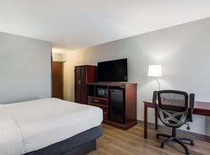 Clarion Inn Suites Airport | Grand Rapids