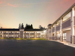 Clarion Pointe East University | East Lansing