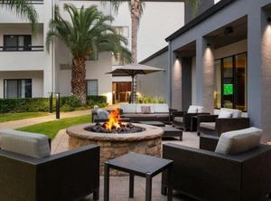 Courtyard | Raisin