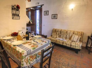 Farmhouse Hill Swimming Garden | Proceno