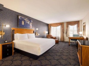 Inn At Neck Bw | Great Neck Plaza