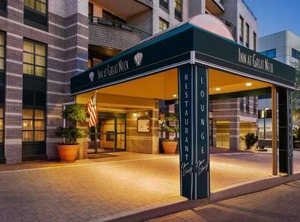 Inn At Neck Bw | Great Neck Plaza