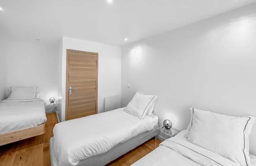 Parapluies Villa | À 10 Minutes de Paris: Villa Moderne Avec Jardin Privé, Idéale Pour les Familles