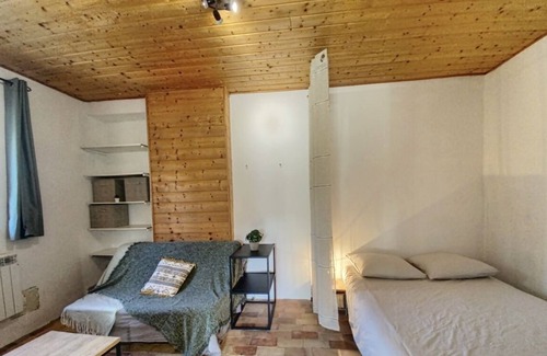 Volx Apartment | à la Campagne en Provence, Parking et Jardin