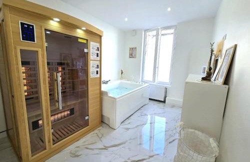 Reims Apartment | Ô Sacrée Détente de Reims -Spa privatif - Proche de la gare & centre ville