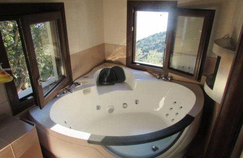 Kali Vrysi House | Το Σπιτι με την Σπηλιά