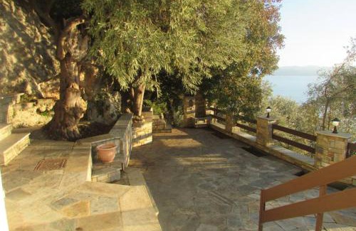 Kali Vrysi House | Το Σπιτι με την Σπηλιά