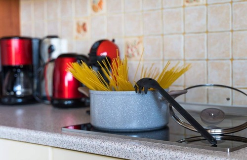 Petaloudes Apartment | Υπέροχο διαμέρισμα με ένα όμορφο πάρκο εμπρός!