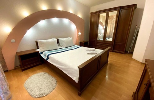 Dnipro Apartment | Видові апартаменти з джакузі в самому центрі